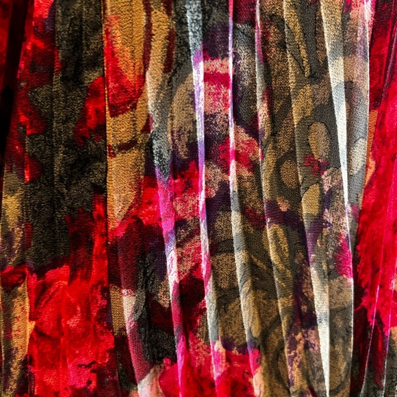 Bright and flowy White House Black Market pleated skirt. - Picture 2 of 3